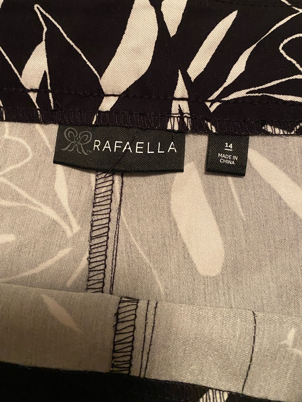 Rafaella NWT Black & White Floral Stretch Shorts, Size 14 - Picture 3 of 8